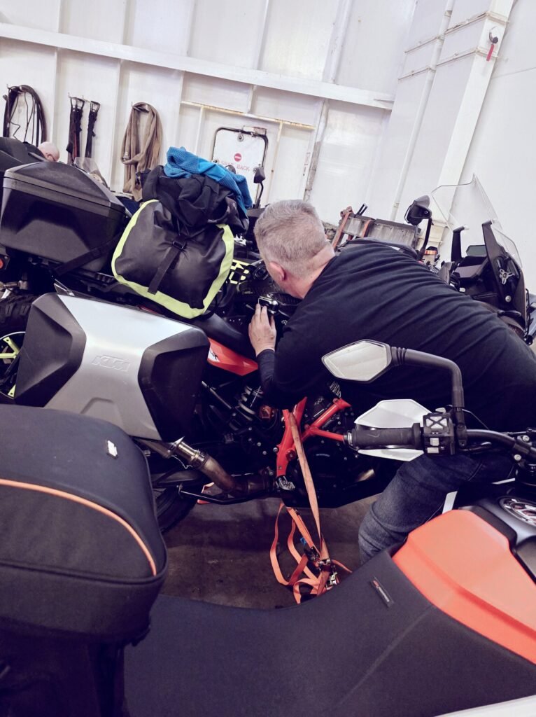 Motorräder festbinden auf der Fähre nach Griechenland