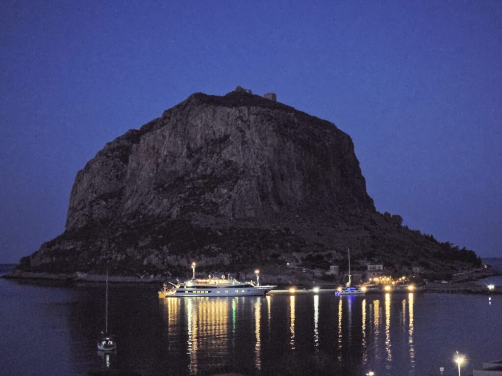 Monemvasia bei Nacht mit dem Motorrad