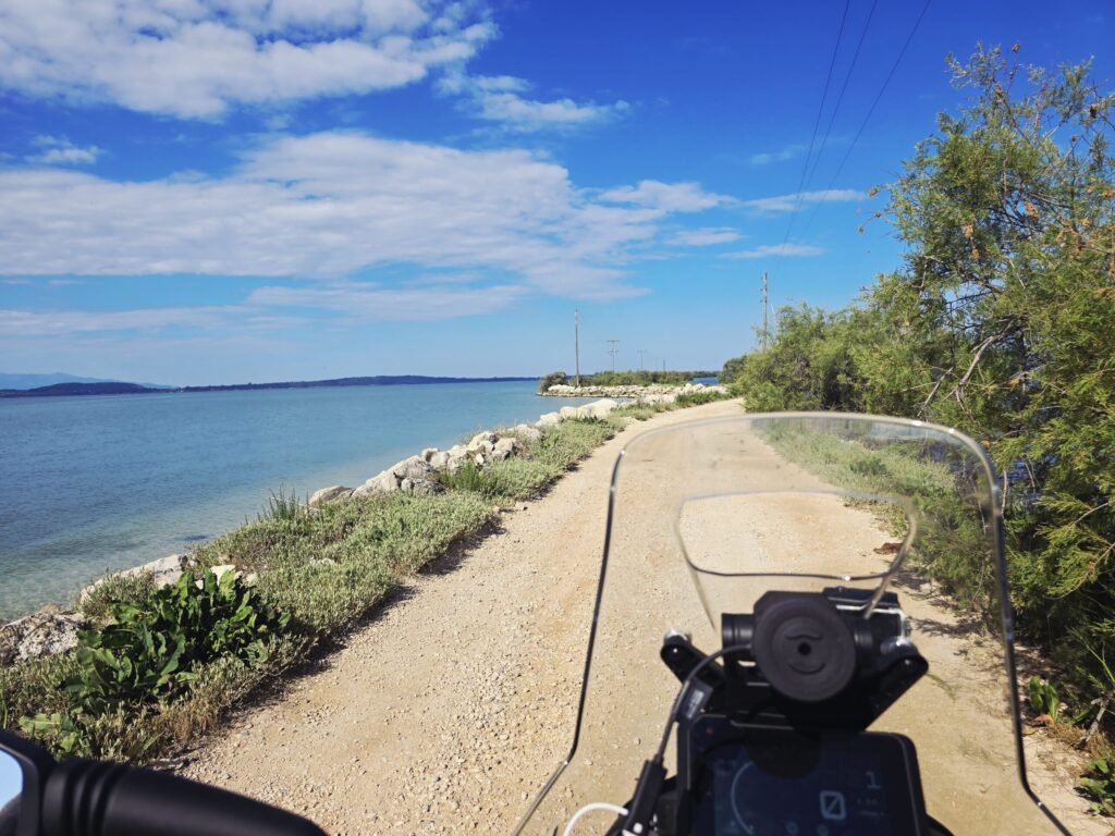Schotterstraße ins Meer Koronisia