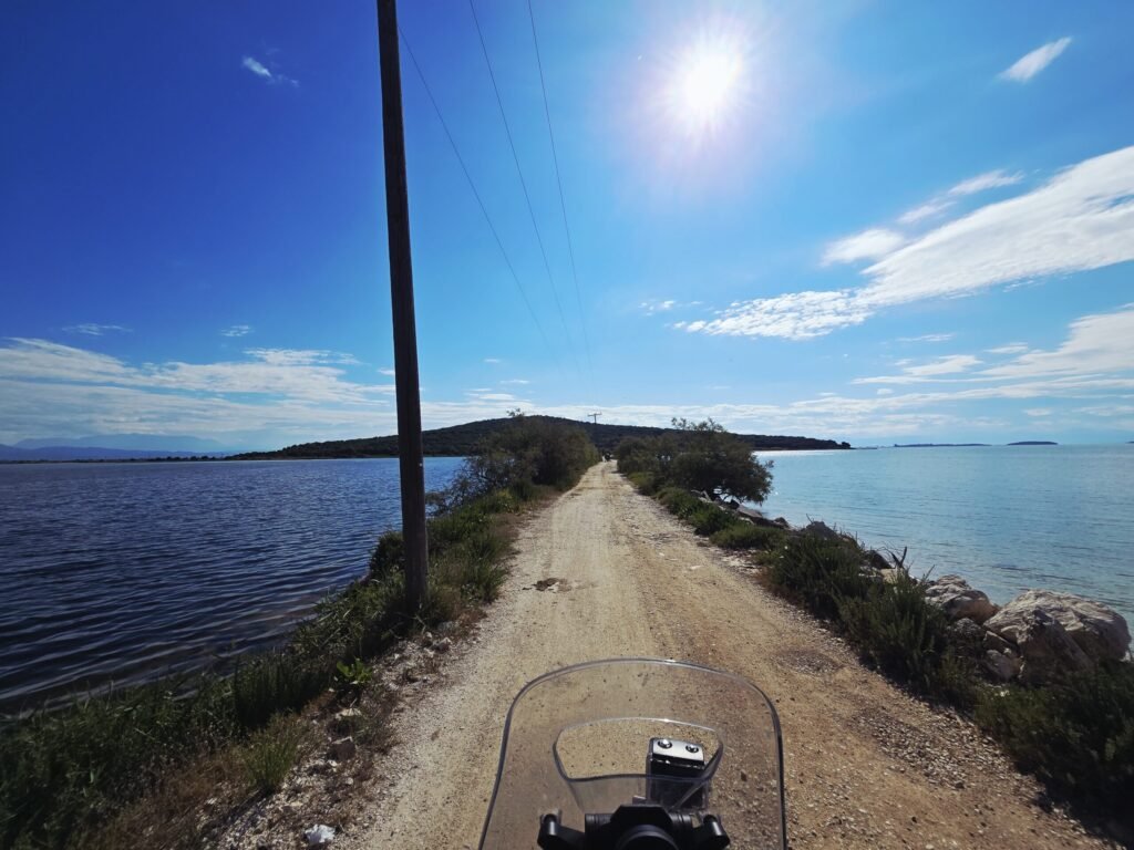 Motorrad Schotterstraße ins Meer Koronisia offroad