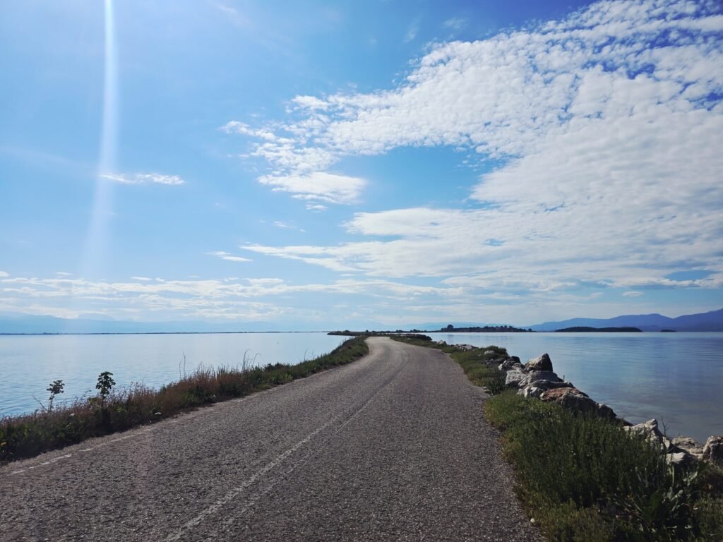 Straße ins Meer Griechenland Koronisia asphalt