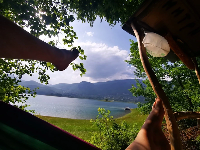 Motorrad und See und Ruhe