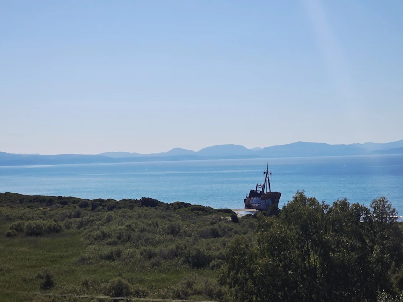 Motorrad Griechenland Piratenschiff am Strand