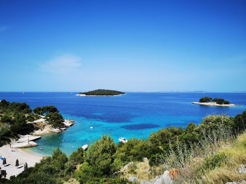 Motorradtour Kroatien, eine Kurve nach der anderen und der Blick zum Meer