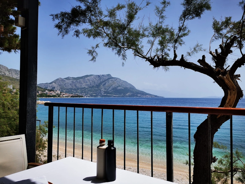 Meer genießen in Kroatien an der Küste und lecker Fisch essen