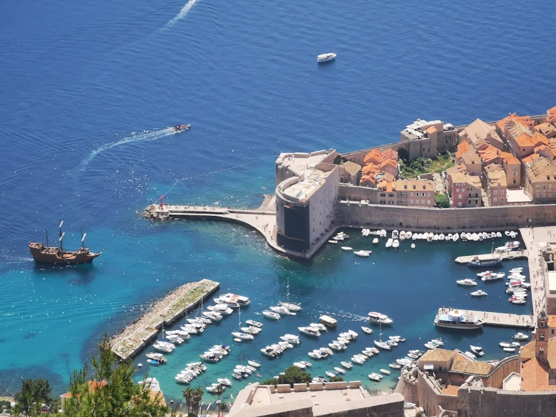 Piratenschiff fährt in den Hafen von Dubrovnik Königsmund Game of Thrones GOT