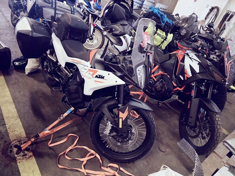 Motorräder verzurren auf der Fähre Richtung Griechenland