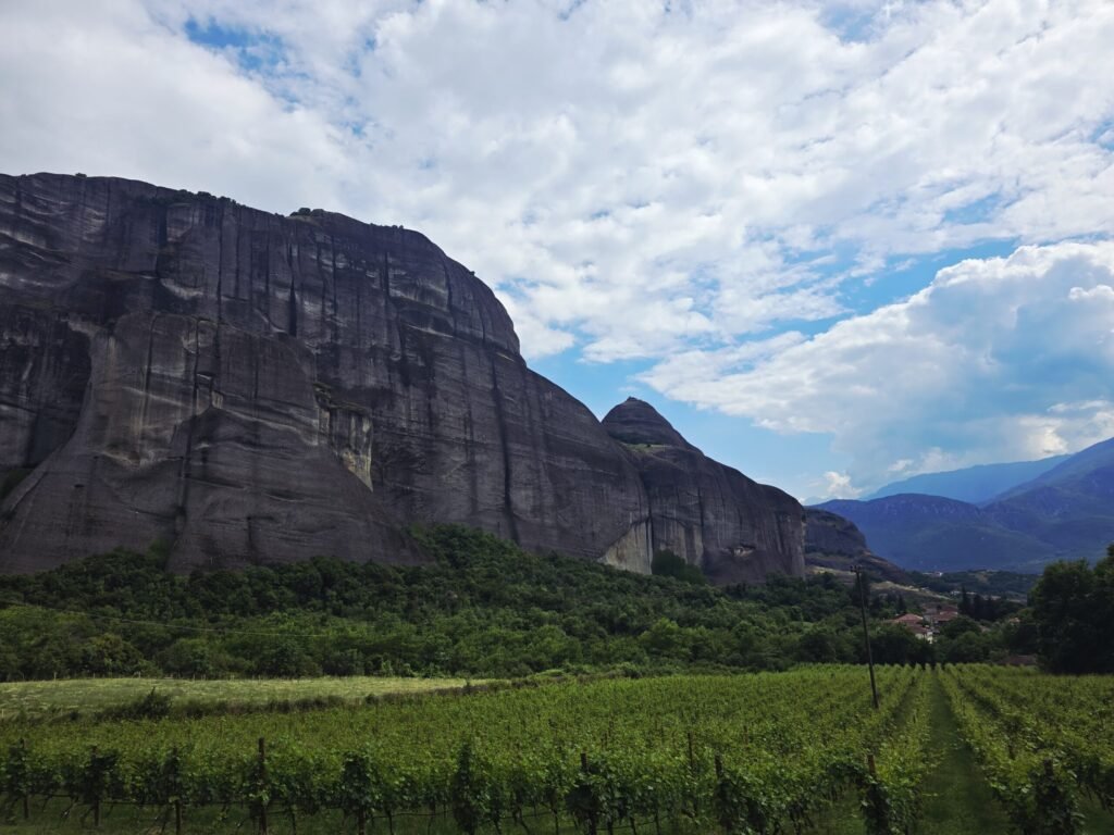 Motorradtour durch Griechenland mit Blick auf die Meteora‑Klöster und die imposanten Felsformationen.
