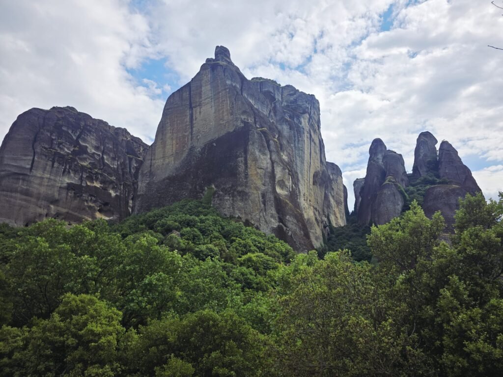 Abenteuerliche Motorradtour durch die Meteora‑Region mit atemberaubender Aussicht auf die schwebenden Klöster.