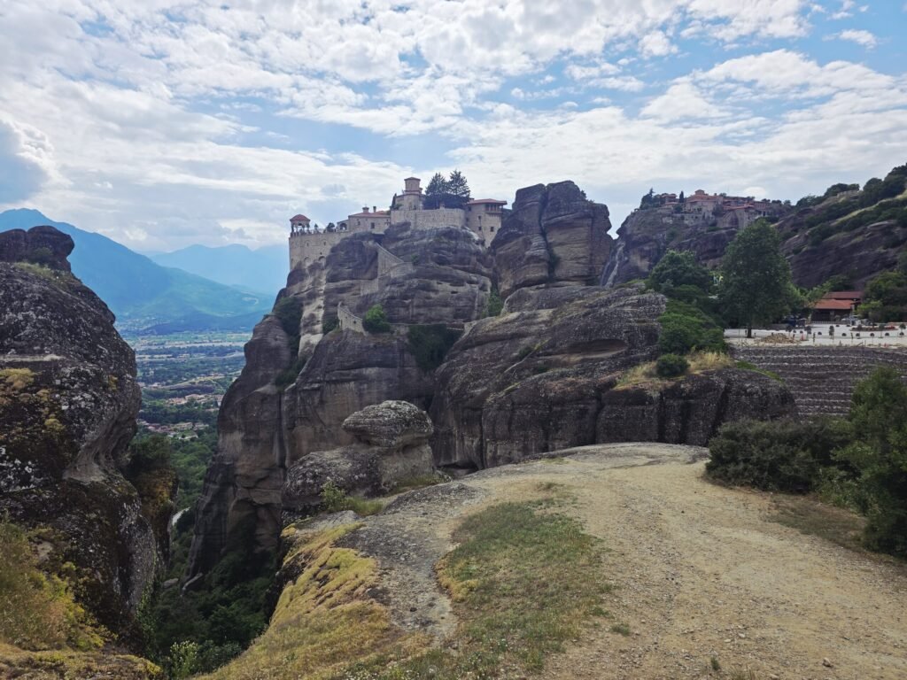 Motorradreise durch Griechenland: Ankunft an den Meteora‑Klöstern nach einer kurvenreichen Bergetappe.