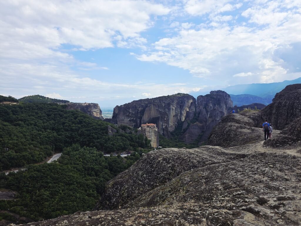 Panoramafoto einer Motorradtour zu den Meteora‑Klöstern, eingebettet in die markanten Sandsteinfelsen.