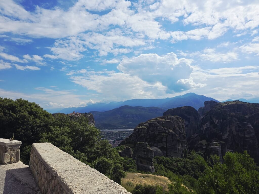 Reisebericht-Motiv: Motorräder vor den Meteora‑Klöstern, einem der bedeutendsten Klosterkomplexe Griechenlands.