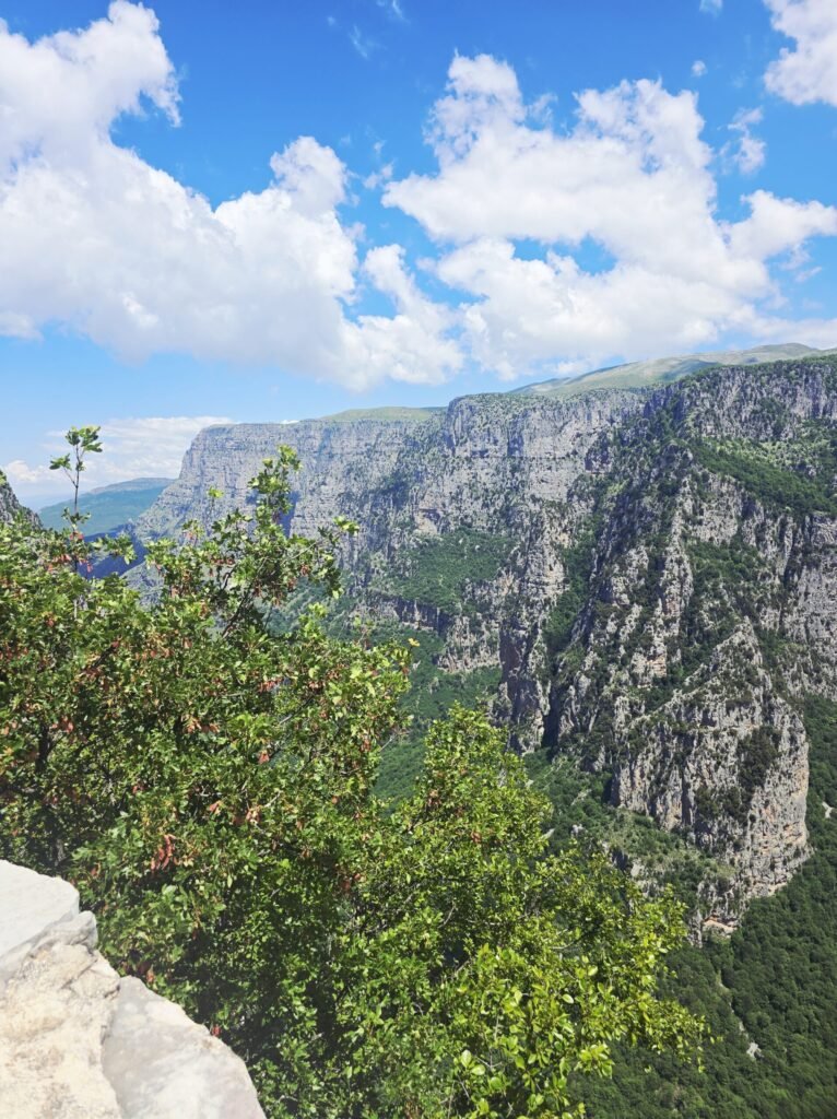 Motorradtour durch Epirus mit Blick in die tiefste Vikos‑Schlucht Griechenlands.