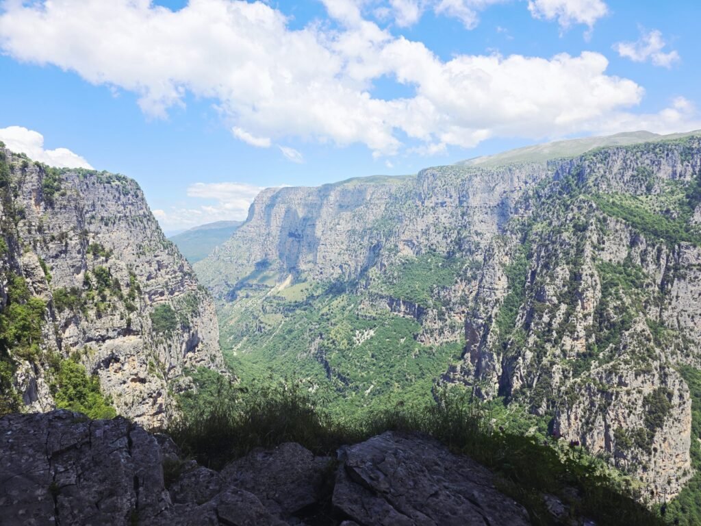 Motorradtour entlang der Vikos‑Schlucht mit beeindruckender Felskulisse und tiefem Canyon.