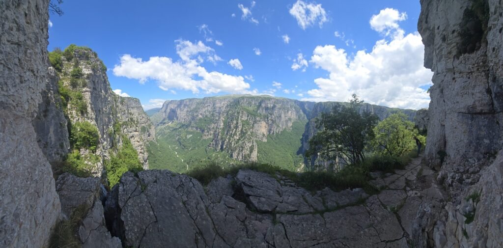Abenteuerliche Motorradtour durch das Pindos‑Gebirge mit atemberaubender Sicht in die Vikos‑Schlucht.