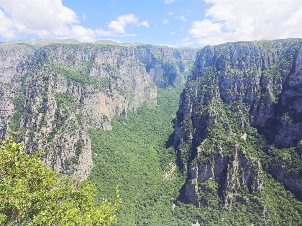Motorradreise durch Nordgriechenland: Ankunft an der Vikos‑Schlucht nach einer kurvigen Bergetappe.