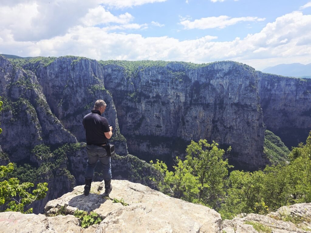 Motorradtour durch Epirus mit Stop an der Vikos‑Schlucht, einer der tiefsten Canyons der Welt.