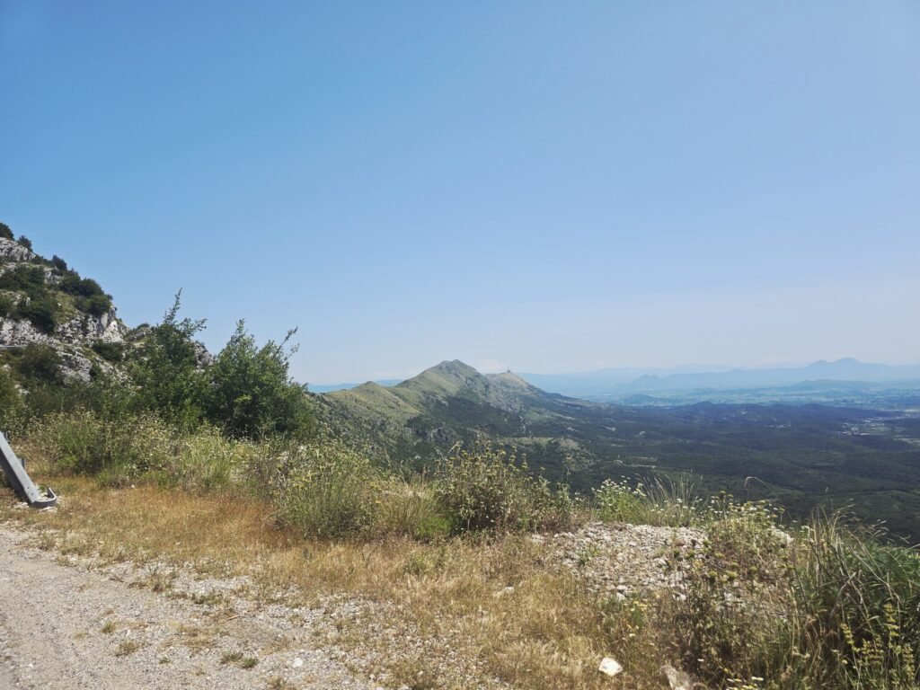 Skutarisee mit weiten Wasserflächen und grünen Hügeln im Hintergrund
