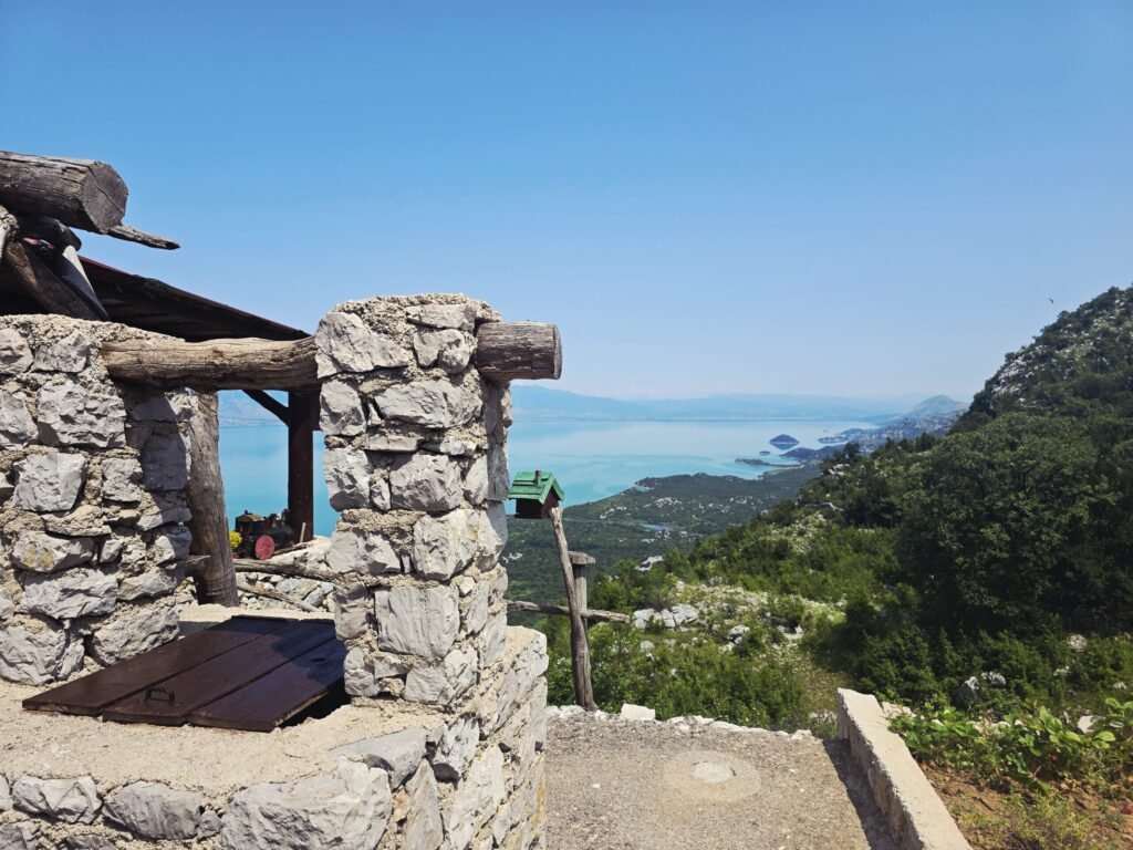 Weite Landschaft am Skutarisee mit Wasserflächen und grünen Inseln