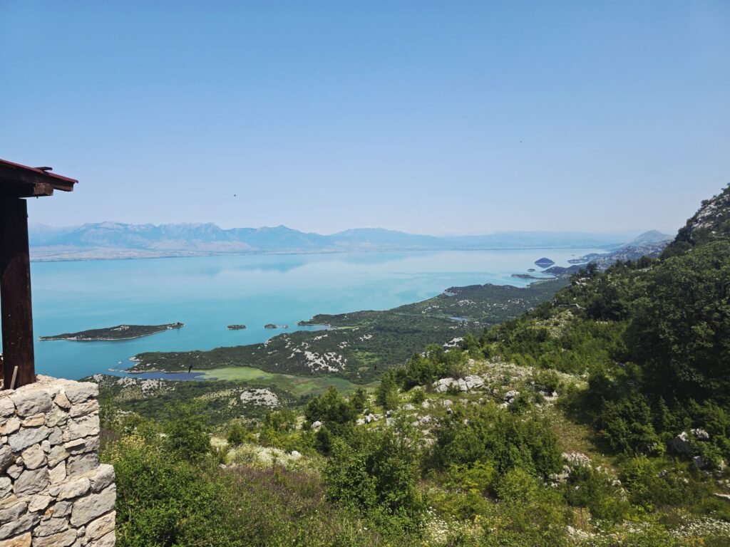 Sonnenlicht über dem Skutarisee mit ruhiger, unberührter Natur