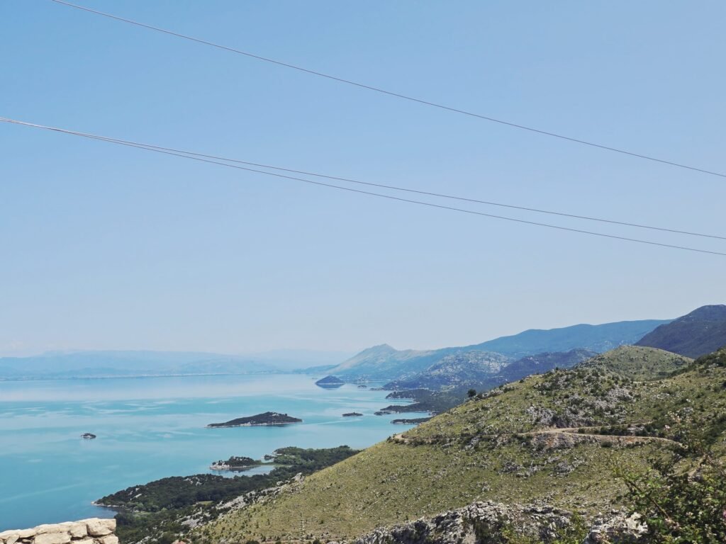 Aussichtspunkt über den Skutarisee mit geschwungenen Wasserarmen