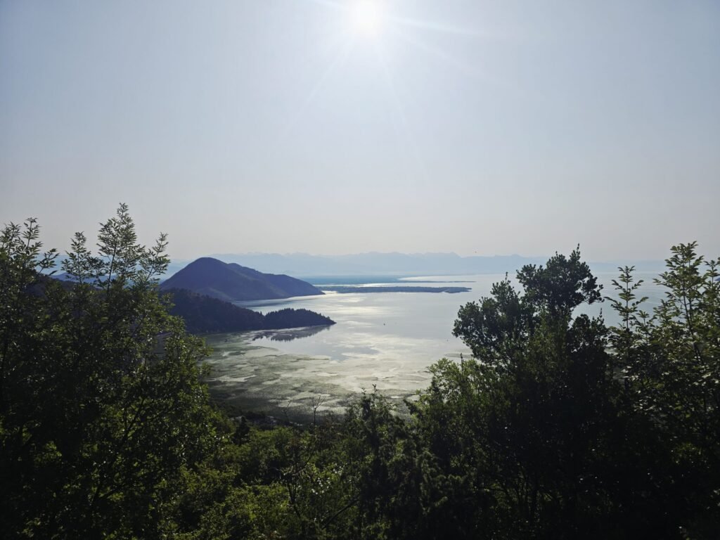 Skutarisee in Montenegro mit sanften Bergen im Hintergrund