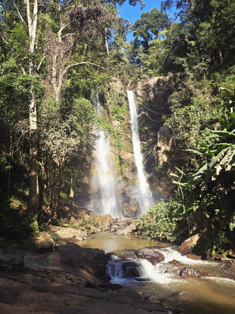 Motorradfahrer unterwegs auf der Route 1095 zwischen Chiang Mai und Pai