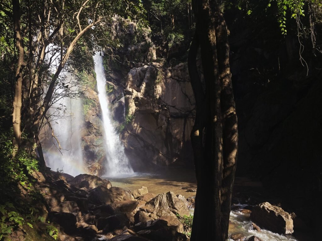 Biker auf Abenteuerreise durch Thailand – kurvige Bergstraßen und Natur.