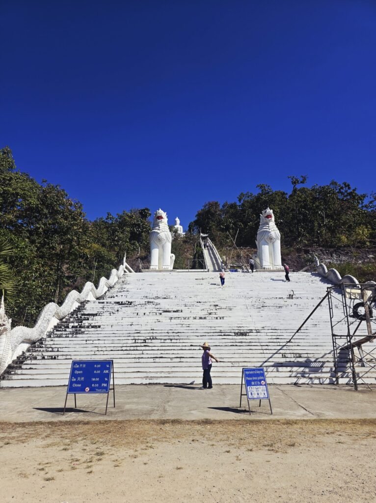 Begegnungen mit Einheimischen während einer Motorradtour durch Thailand.