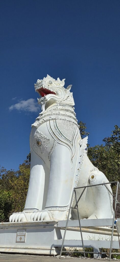 Traditionelle Dörfer und Tempel entlang einer Motorradroute in Nordthailand.