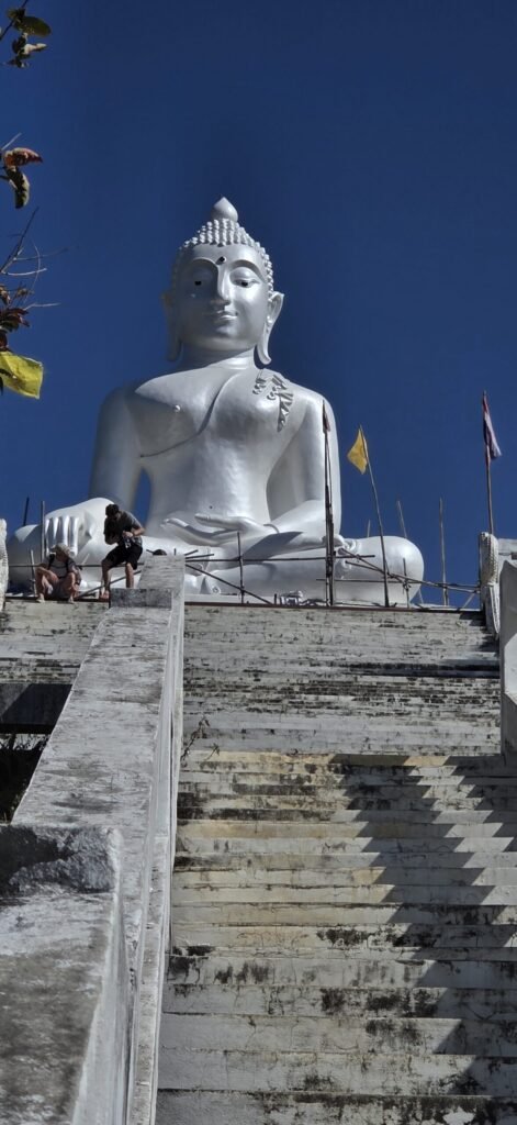 Tempelbesuch während einer Motorradtour durch Nordthailand.
