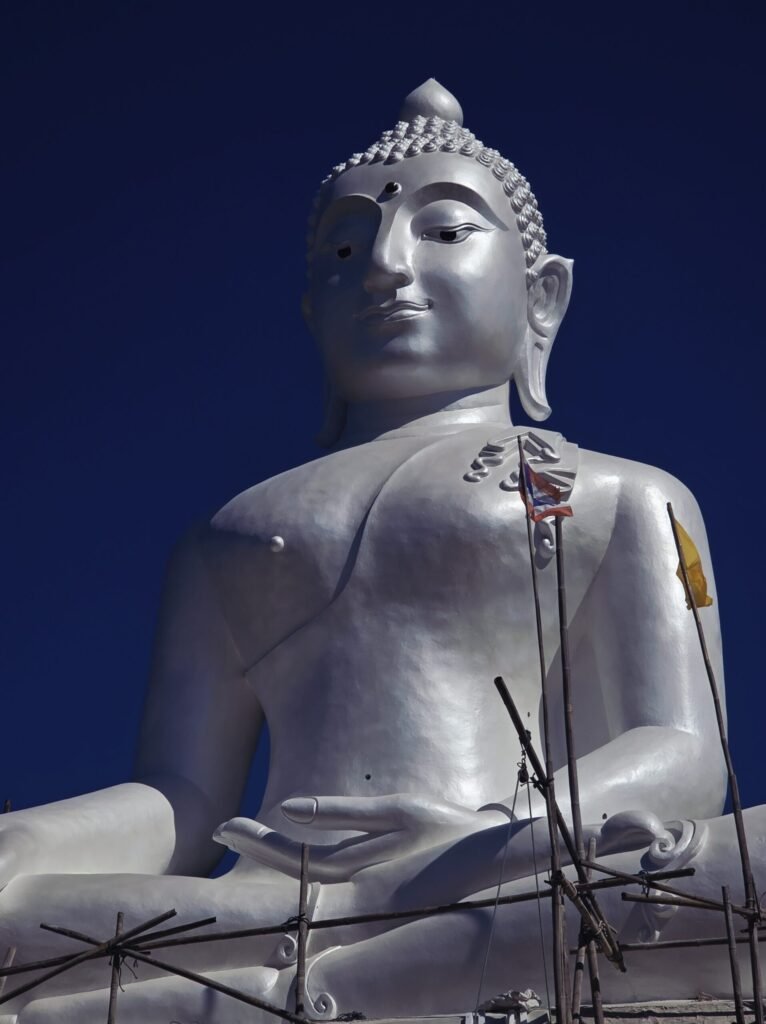 Traditioneller Tempel entlang der Motorradroute im Norden Thailands.