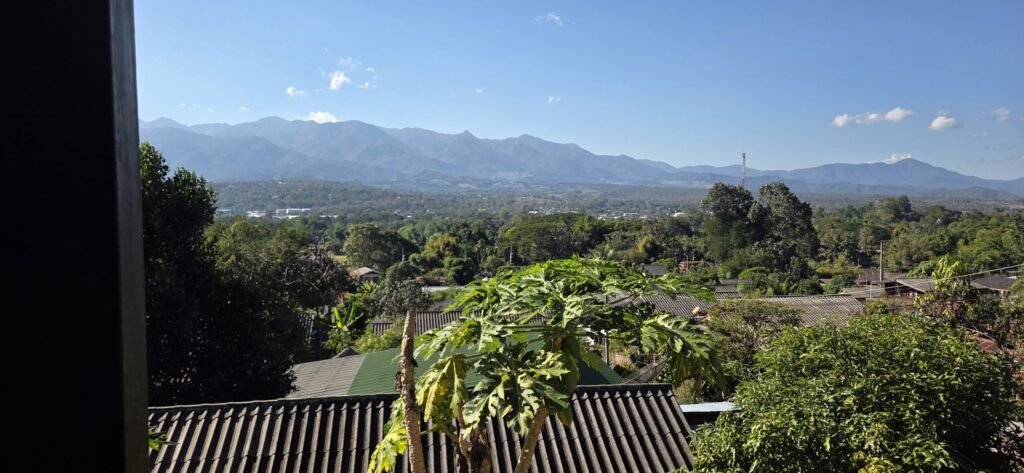 „Motorradfahrt durch den bergigen Norden Thailands bei Mae Hong Son – kurvige Straßen und tropische Landschaft
