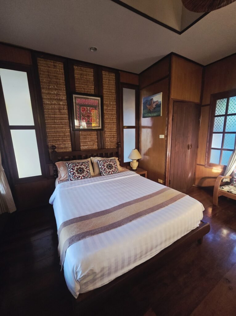 Motorrad auf einer abgelegenen Bergstraße in Thailand, umgeben von Dschungel und Nebel