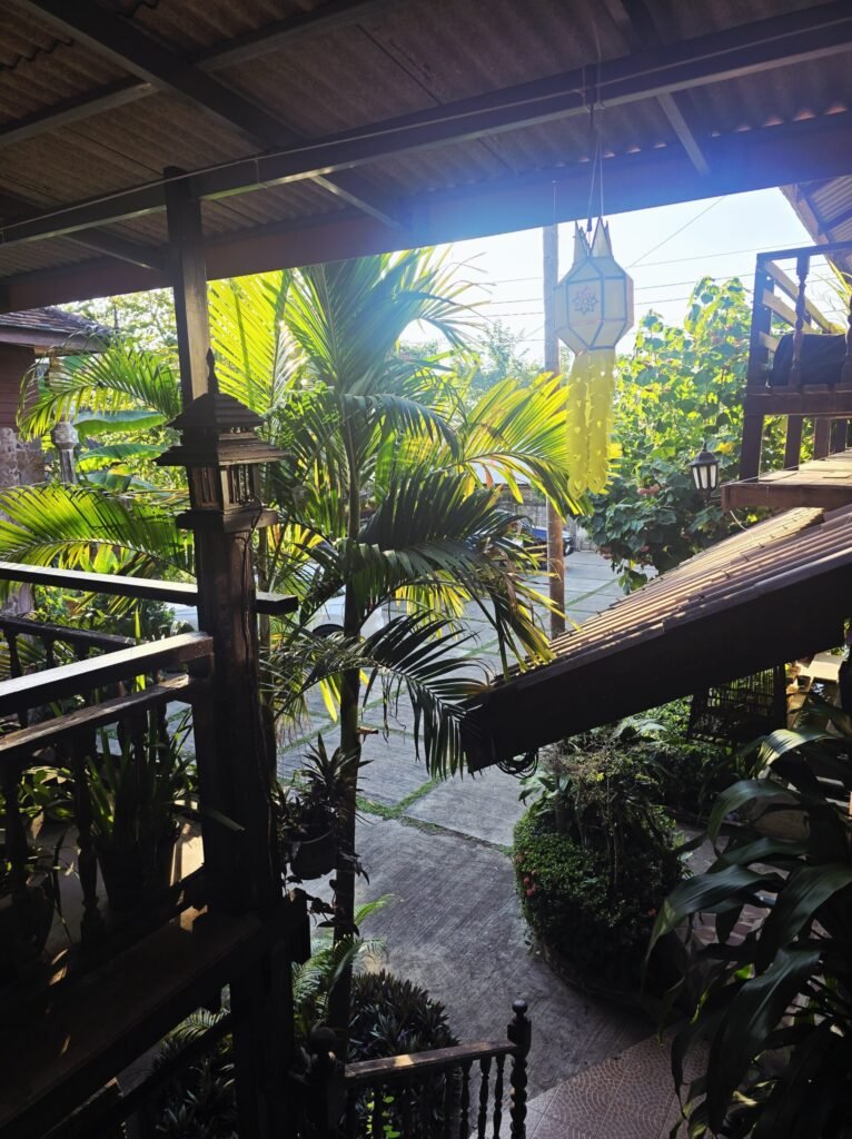 Motorrad vor einem goldenen Tempel in Chiang Rai während einer Thailand‑Motorradtour