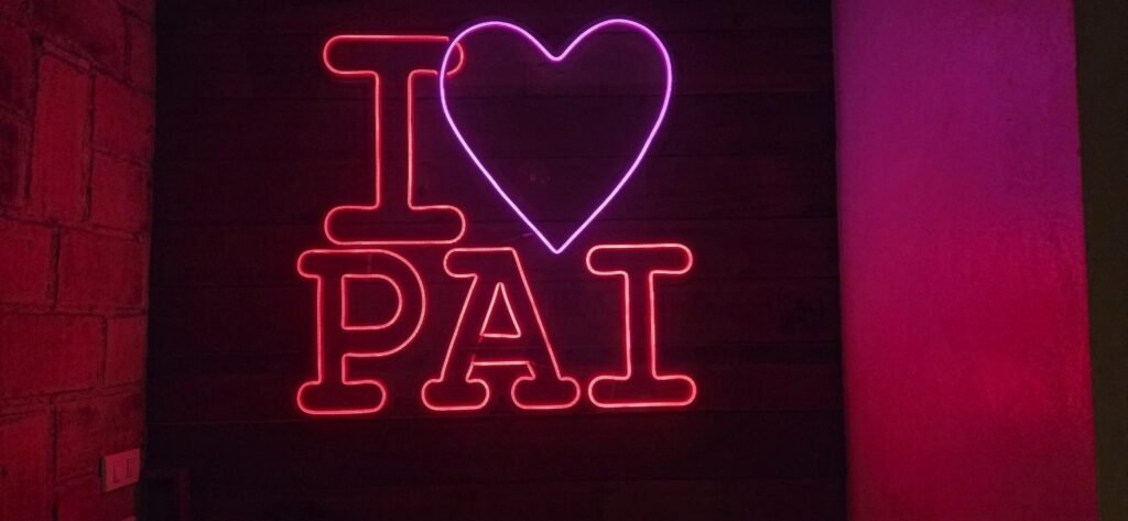 Motorradfahrt auf der kurvigen Bergstraße zwischen Chiang Mai und Pai – legendäre 762 Kurven im Norden Thailands