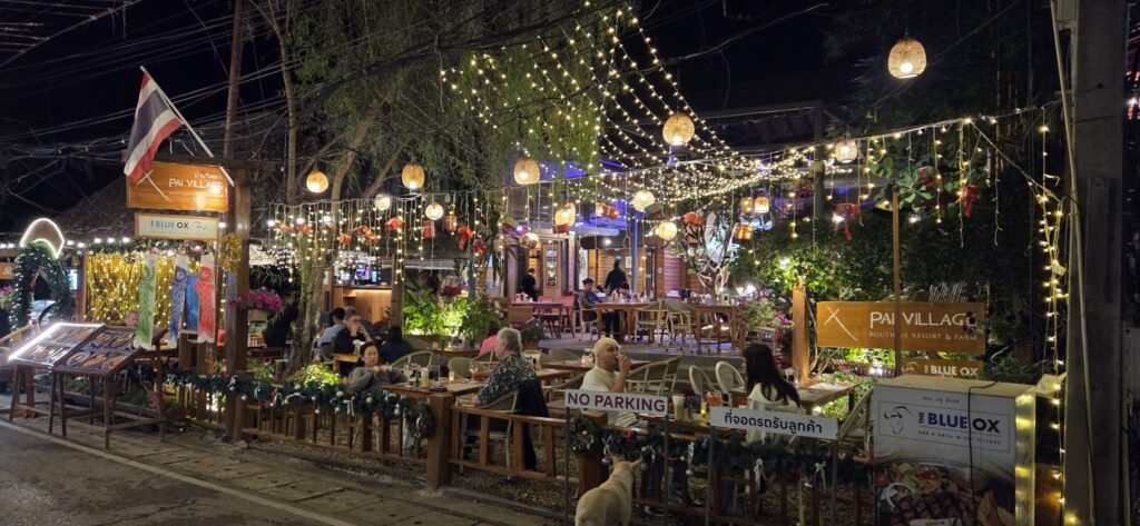 Aussichtspunkt kurz vor Pai während einer Motorradreise durch Nordthailand – grüne Hügel und tiefe Täler