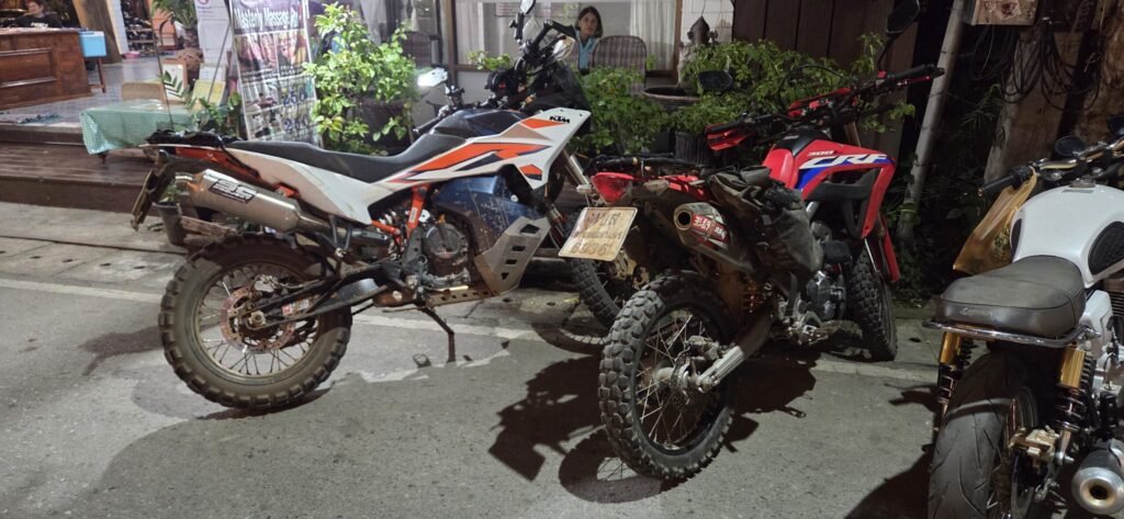 Motorrad vor einer Bambushütte in Pai – entspannte Hippie‑Atmosphäre im Norden Thailands