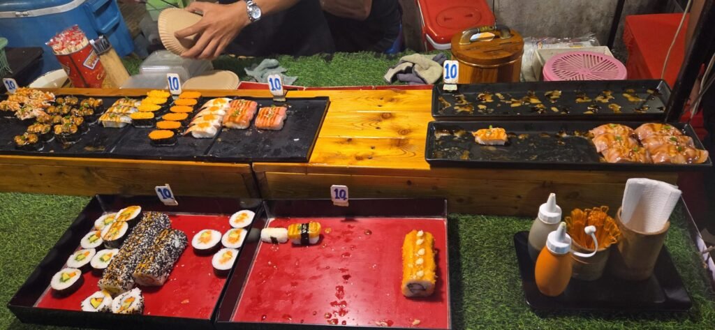 Pai Walking Street am Abend während einer Motorradreise durch Thailand