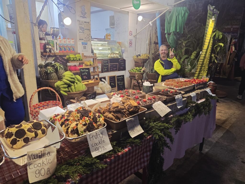 Motorradfahrerin genießt die Aussicht über das Pai Valley – Motorradabenteuer im Norden Thailands