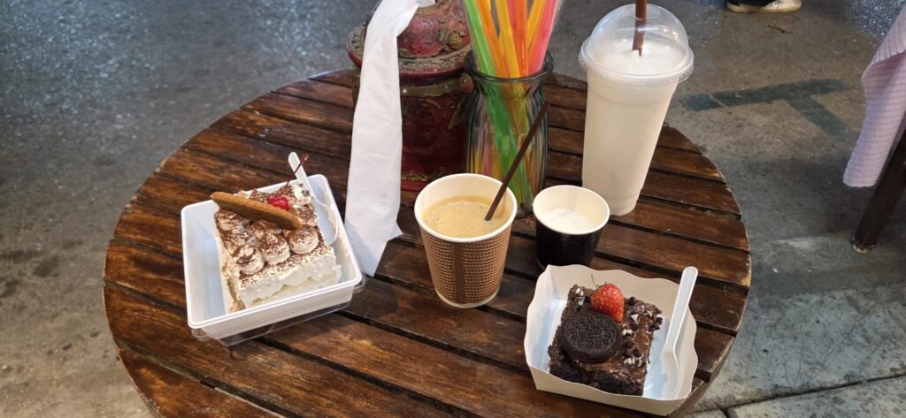 Motorrad auf einer Offroad‑Piste bei Pai – staubige Wege und tropische Hitze