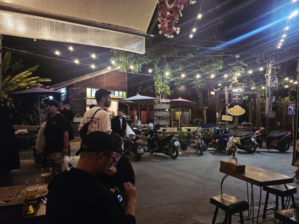 Reisende macht Pause mit Blick ins Pai Valley – Motorradtrip durch Nordthailand