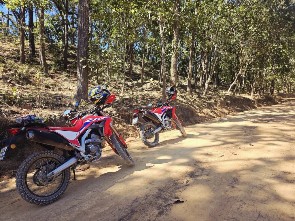 Offroad‑Motorradfahrt bei Pai auf einer staubigen Dschungelpiste im Norden Thailands
