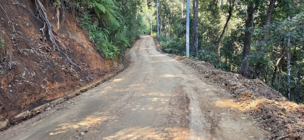 Enduro‑Strecke bei Pai mit steilen Anstiegen und losem Geröll – Motorradabenteuer in Nordthailand