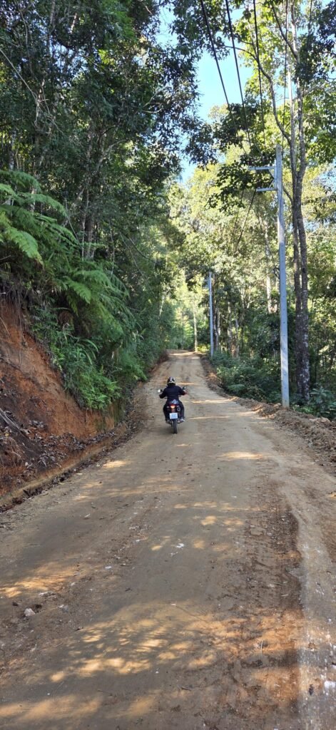 Motorrad driftet über eine trockene Offroad‑Piste bei Pai – staubige Kurven und tropische Hitze