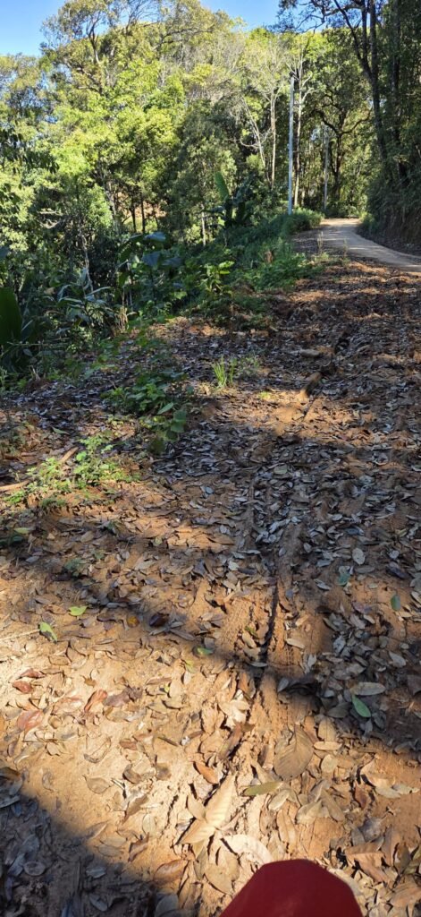 Motorrad auf einer Offroad‑Höhenroute über dem Pai Valley – Blick über Berge und Täler