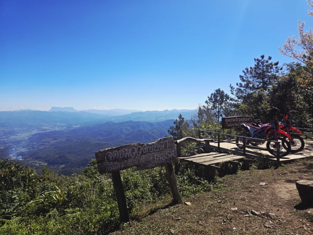 Reisende prüft ihr Motorrad nach einer anspruchsvollen Offroad‑Etappe bei Pai