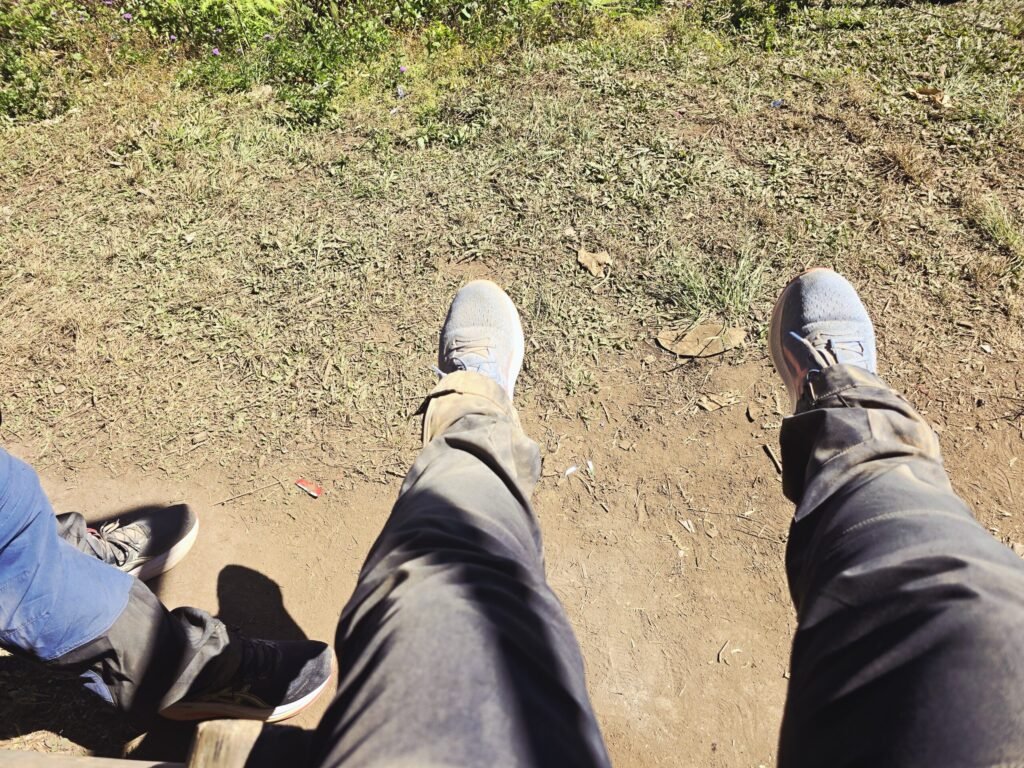 Motorradfahrer trifft andere Offroad‑Enthusiasten auf einer Piste nahe Pa