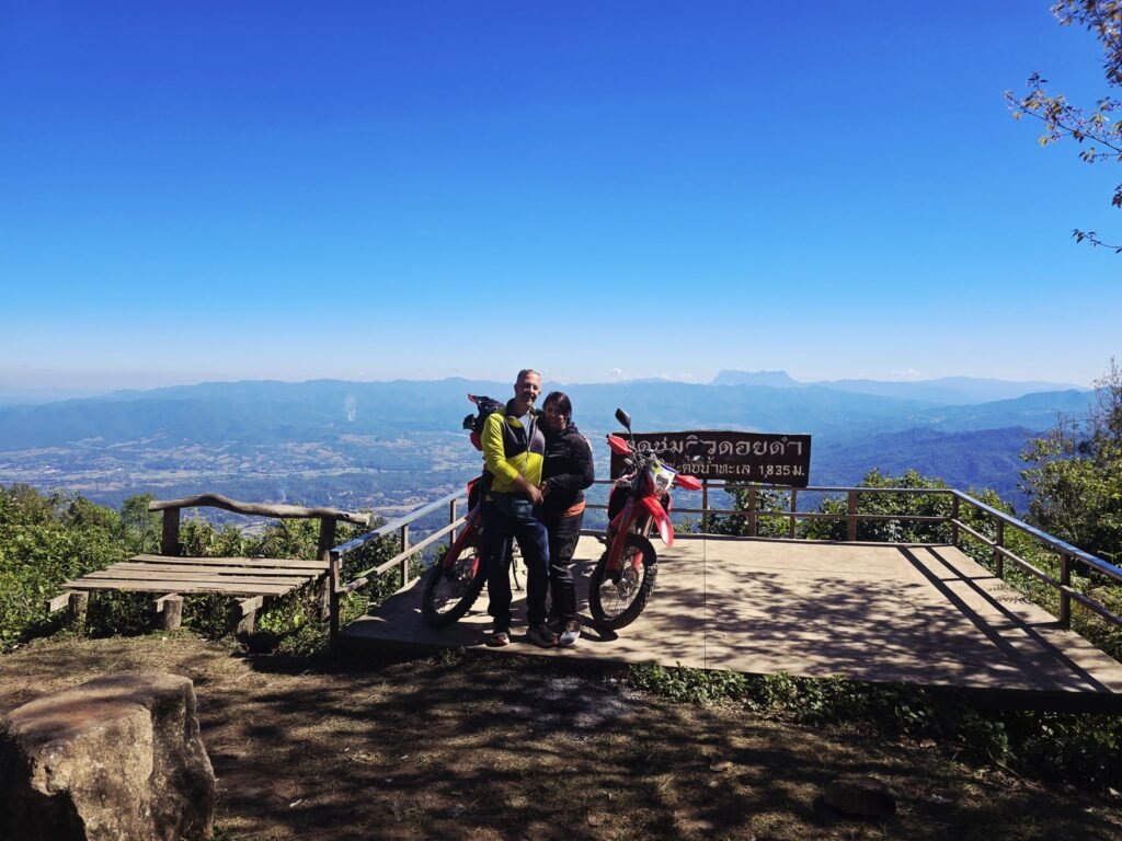 Offroad‑Motorradfahrt bei Pai auf einer staubigen Dschungelpiste im Norden Thailands