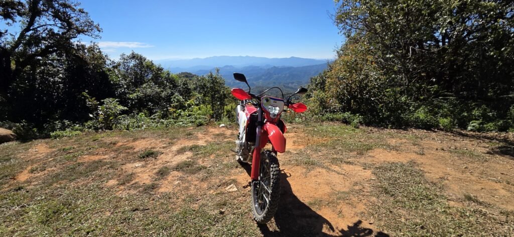 Enduro‑Strecke bei Pai mit steilen Anstiegen und losem Geröll – Motorradabenteuer in Nordthailand